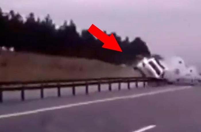 Azərbaycanda yol polisi avtomobili belə qəzaya düşdü