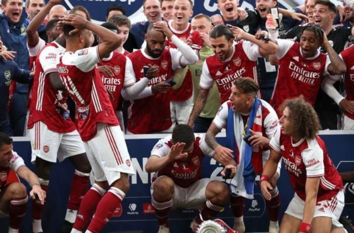 “Arsenal”ın ulduzu İngiltərə kubokunu sındırdı - VİDEO