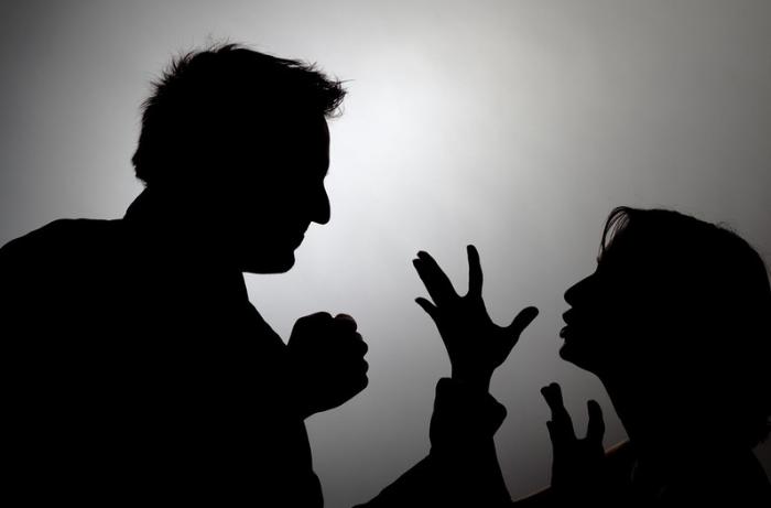 Ayollar parkda pul evaziga minutlar berishadi. Masturbatorli qiz