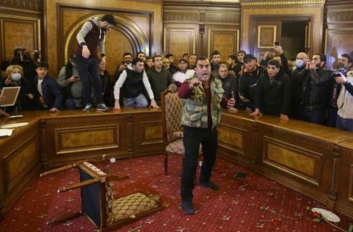 Etirazçılar yenidən Ermənistan Parlamentinə doluşdu – FOTOLAR