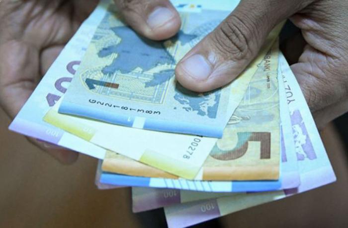 Среднемесячная зарплата в Азербайджане увеличилась на 2 маната 90 копеек