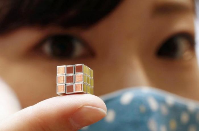 Yaponiyada dünyanın ən balaca Rubik kubu təqdim edilib