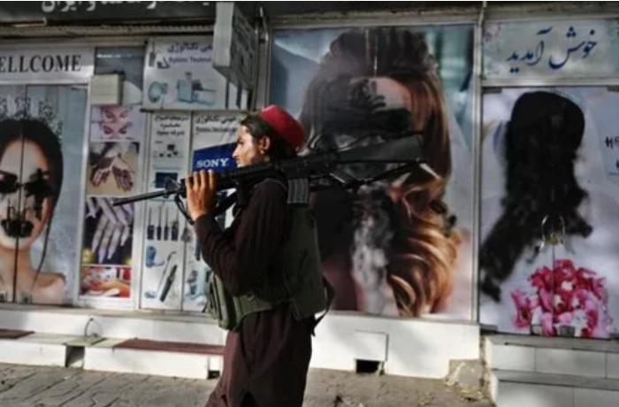 "Taliban" gözəllik salonlarındakı qadın fotolarını boya ilə örtməyə başlayıb -