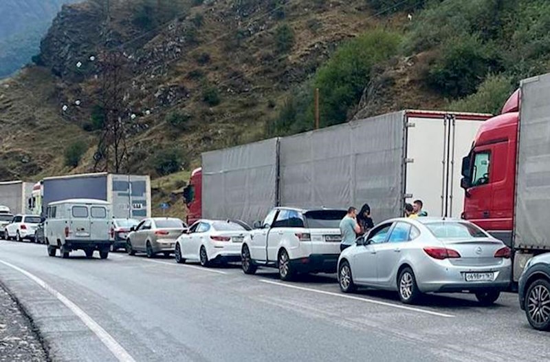 Gürcüstan sərhədinə 2300-dən çox avtomobil yığılıb