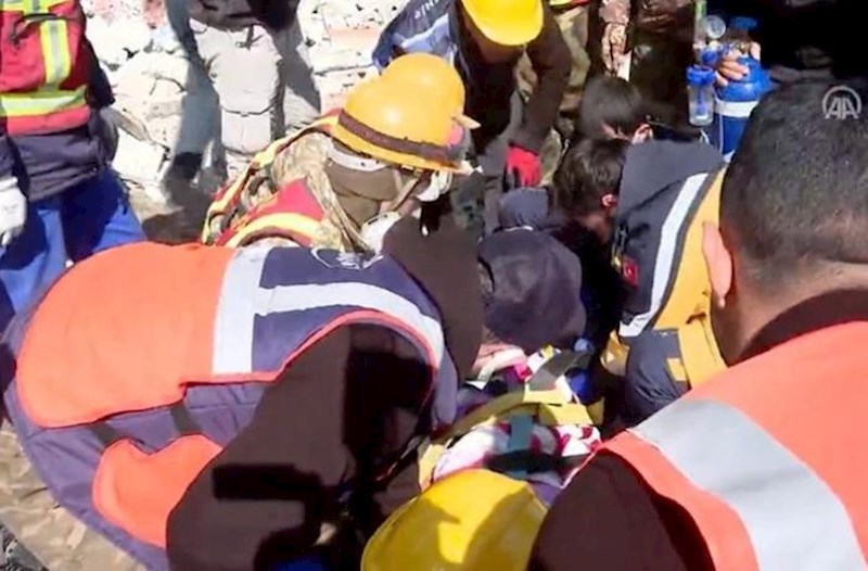 Hatay'da enkaz altında kalan 3 kişi depremin 296. saatinde kurtarıldı