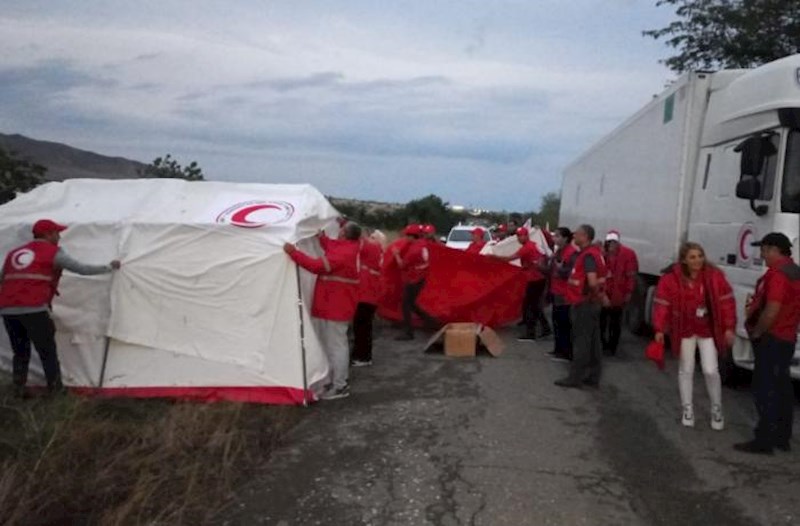 Сотрудники Азербайджанского общества Красного Полумесяца установили палатки для ночлега на дороге Агдам-Ханкенди 
