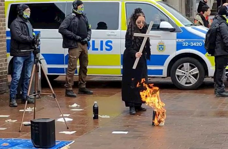 İsveçli fəal Quranı yandırdı – Video