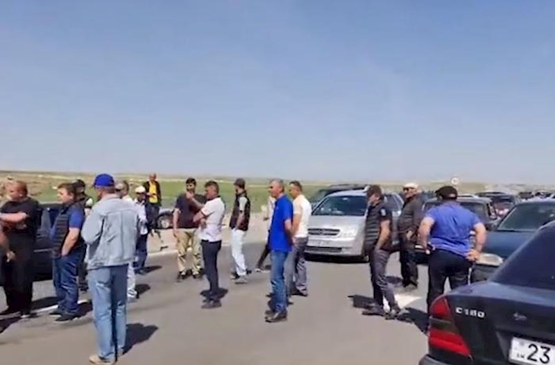 Ermənistanda etirazçılar yenidən İrəvan-Gümrü yolunu bağladılar
