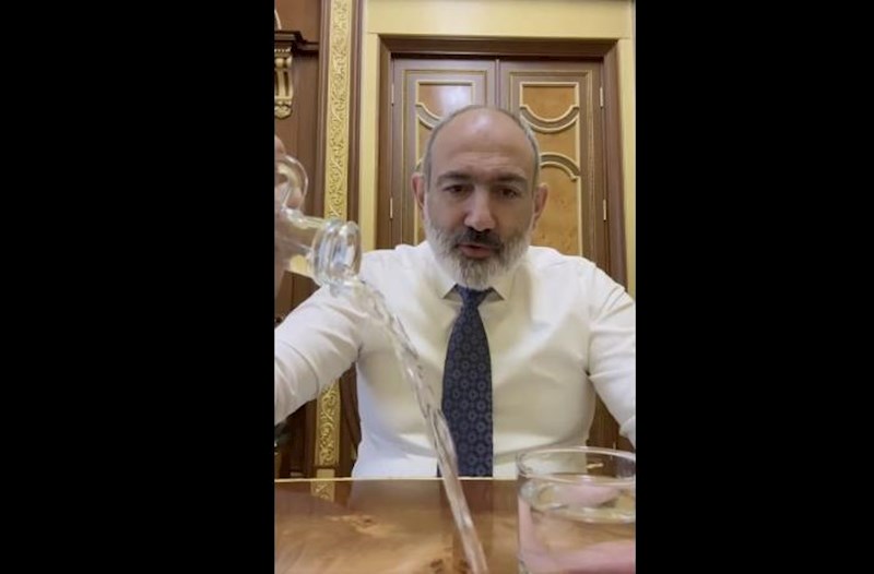 Paşinyan canlı yayımda suyu masanın üzərinə tökdü – Video