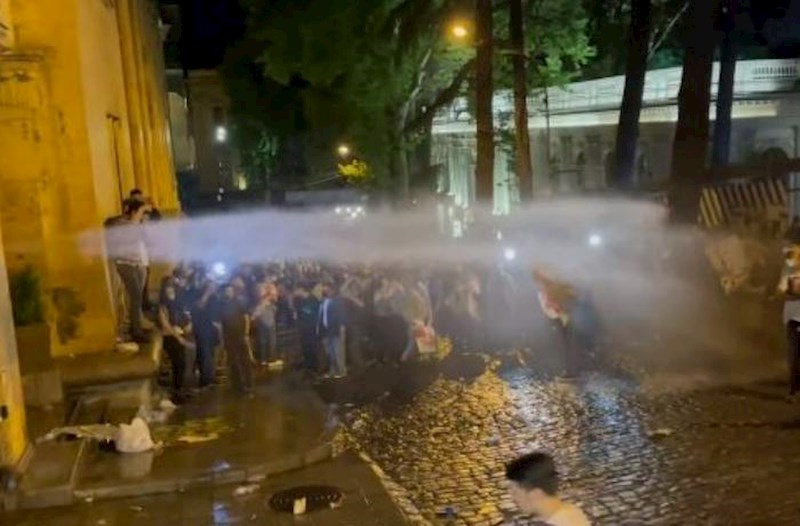 Gürcüstanda xüsusi təyinatlılar etirazçılara qarşı su və bibər qazından istifadə etdi 