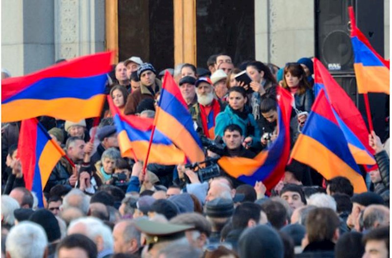Ermənistanda etirazlar davam edir – Paytaxtda küçələr bağlanır