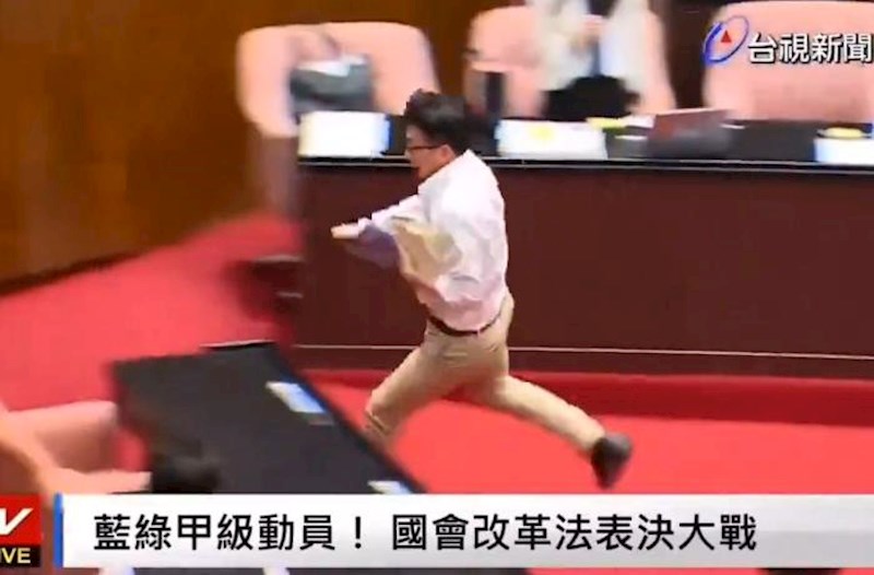 Tayvanda deputat qanun layihəsinin qarşısını almaq üçün sənədi götürüb qaçdı – Video