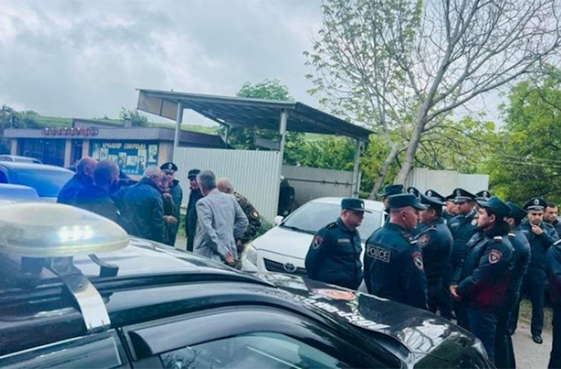 Ermənistanda polis deputatların Kirantsa girməsinə mane olur