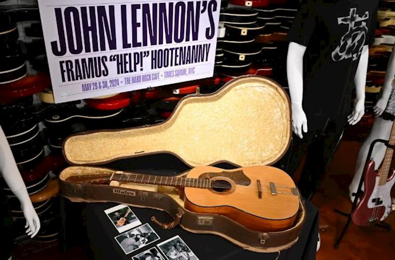 Con Lennonun gitarası 2,9 milyon dollara satıldı