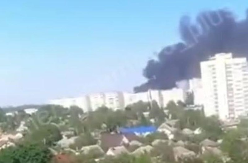 Xarkova raket zərbəsi, sənaye müəssisəsi yandı – Video 