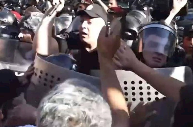 Ermənistanda polis və etirazçılar arasında toqquşma – Video 