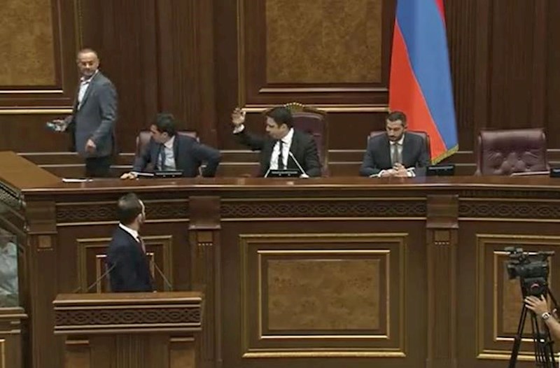 Simonyan Ohanyanı parlamentin tribunasından qovdu – Video