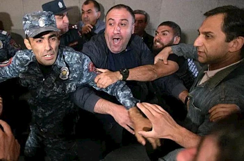 Ermənistanda etirazçılarla polisin toqquşmalarında 101 nəfər xəsarət alıb