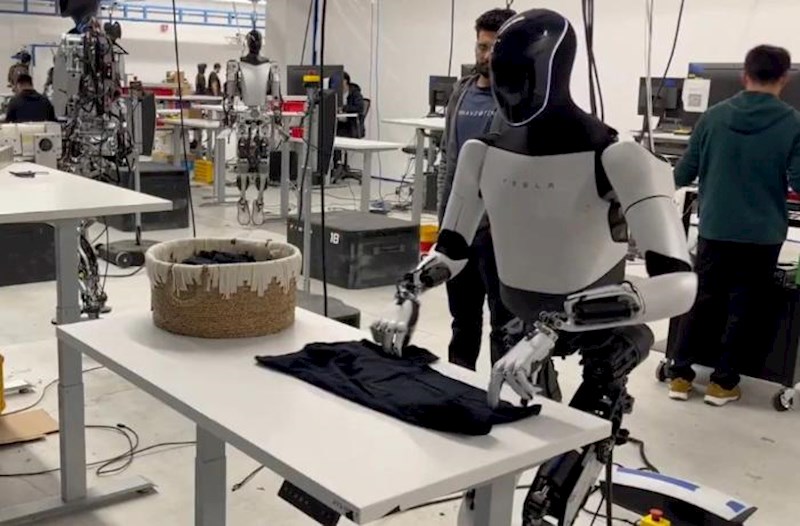 ““Tesla” fabriklərində minlərlə insanabənzər robot işləyəcək” – Mask