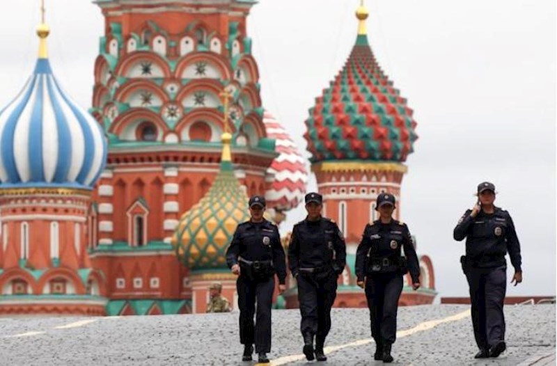 Moskva məhkəməsi İran vətəndaşını geyindiyi köynəyə görə cərimələdi – Foto