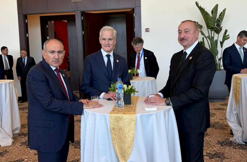İlham Əliyev Misirdə Nikol Paşinyanla ayaqüstü görüşdü