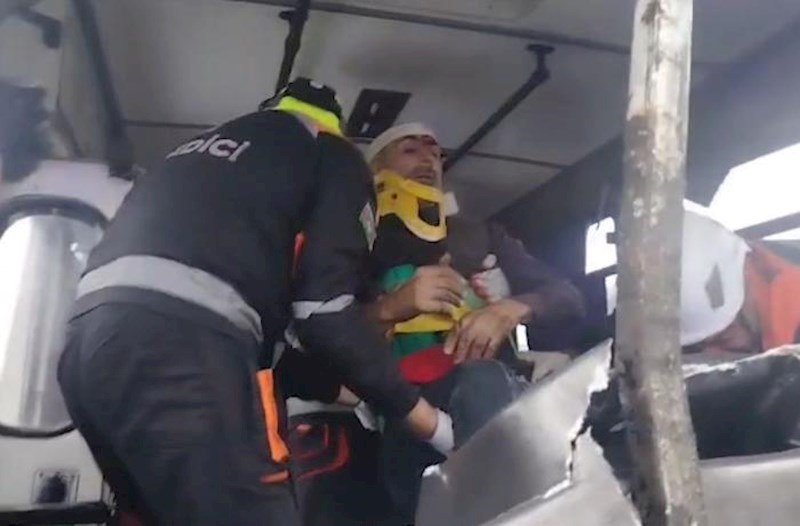 Binəqədidə avtobuslar toqquşdu: Sürücü belə xilas edildi – Video 
