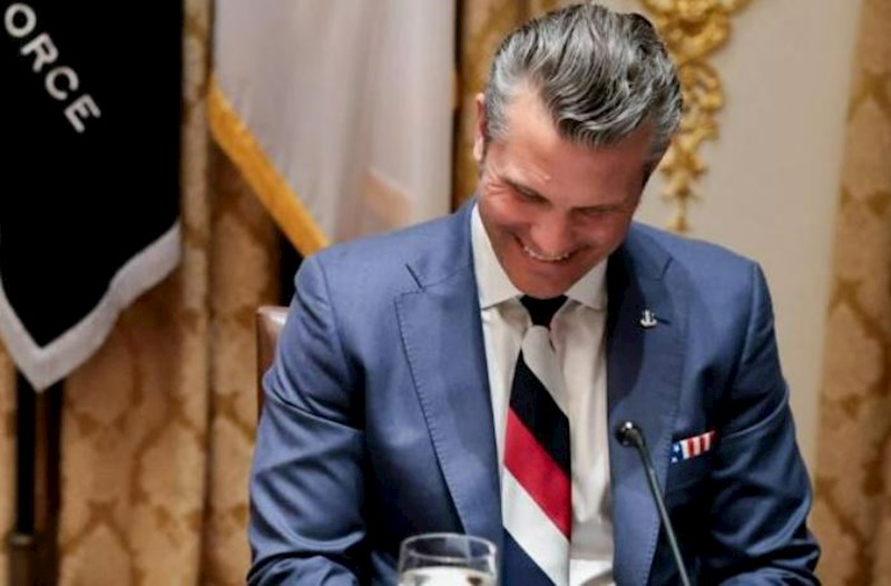 Heqset Trampla Zelenski görüşündə Rusiya bayrağının rənglərində qalstuk taxdı