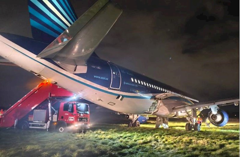 AZAL təyyarəsi Rusiyada məcburi eniş etdi, zolaqdan çıxdı – Fotolar