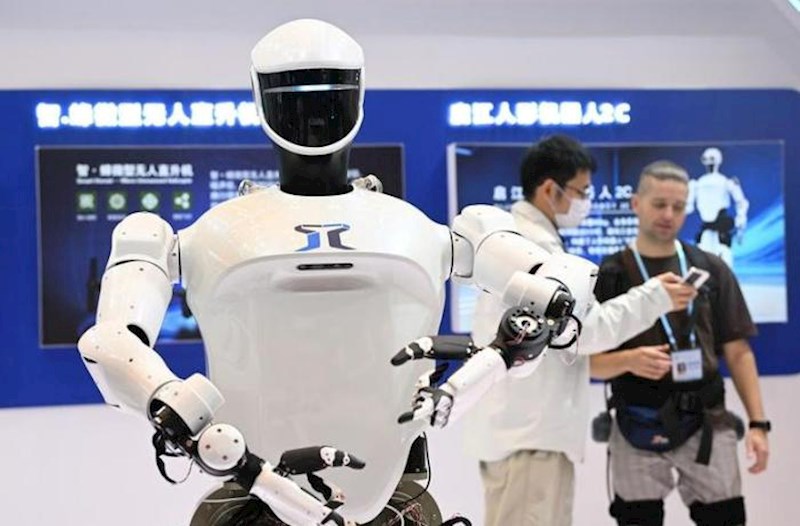 Çin şirkəti xadimələri robotlarla əvəzlədi