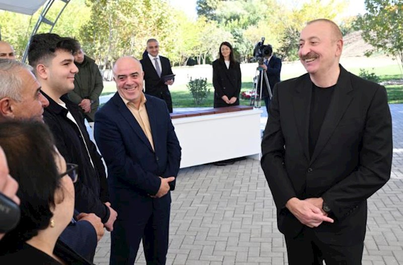 Prezident sakinlərlə görüşdü – Fotolar