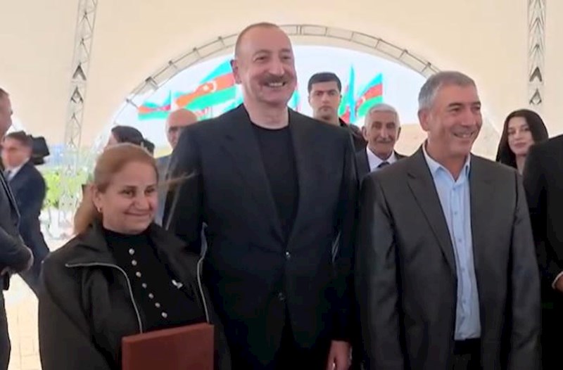 “Möhtərəm prezident, oğlum əsgərdir, tapşırdı ki, şəkil çəkdirək...” – Video