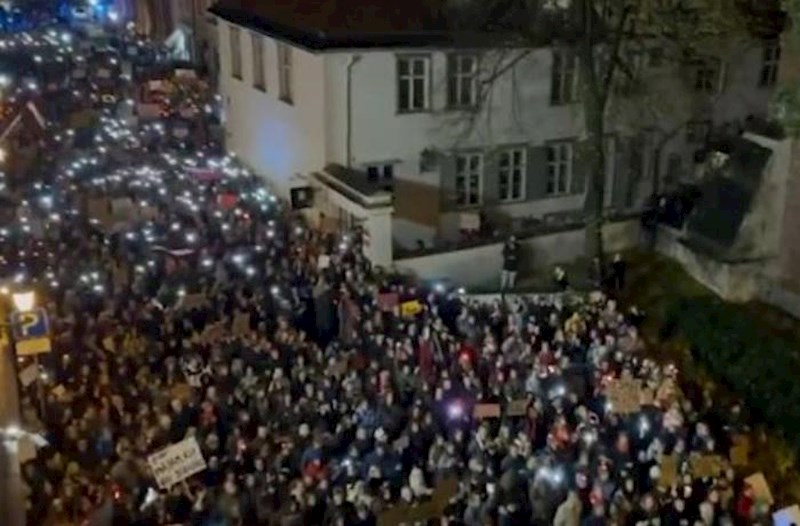 Latviya parlamenti qarşısında minlərlə insan etiraz olaraq aksiya keçirib 