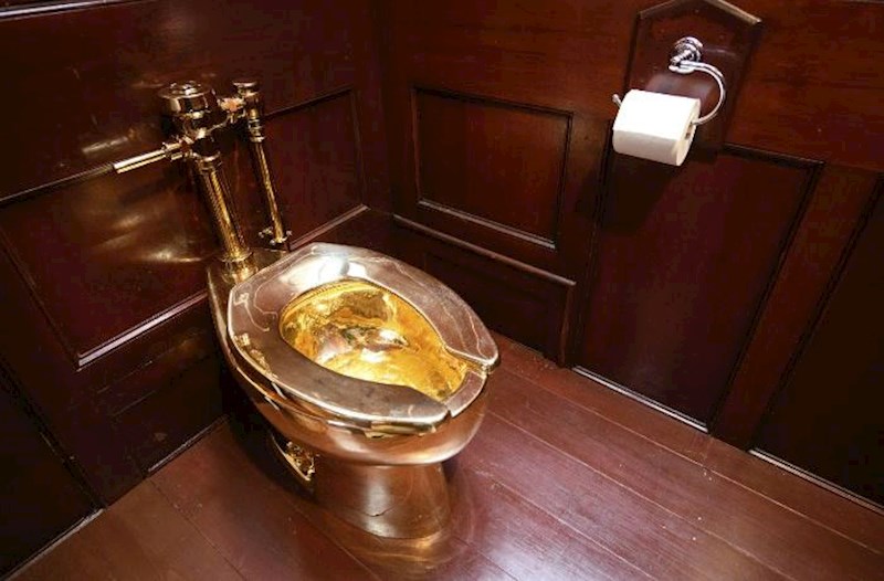 Kattelanın “Qızıl tualeti” 10 milyon dollara hərraca çıxarılır