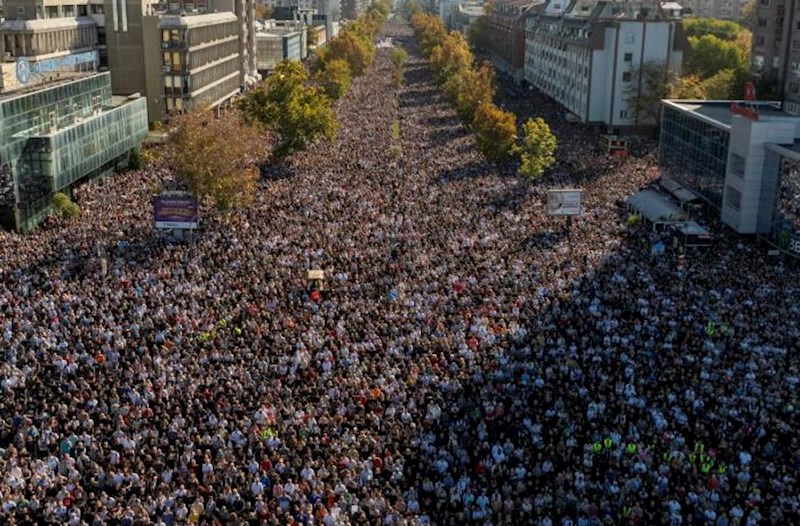 Serbiyada ötən il həlak olanların xatirəsi yad edildi − 16 dəqiqəlik sükut
