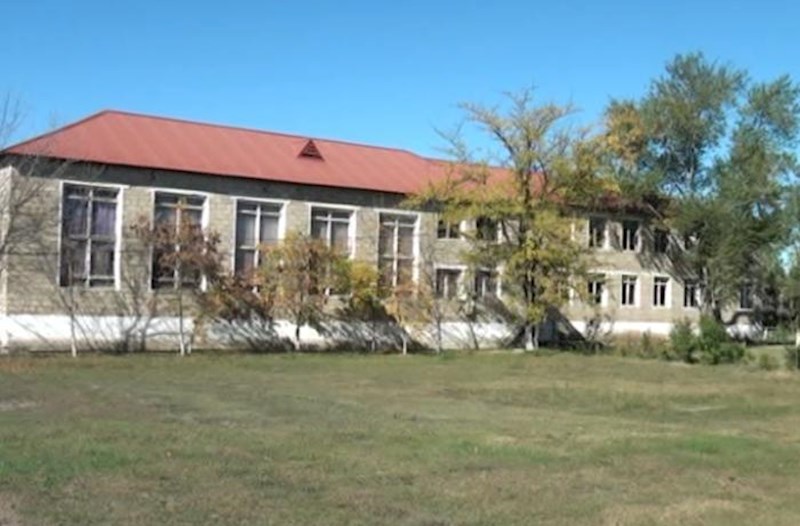 Məktəbin 7 sinfi bağlanıb, dərslər dəhlizdə keçirilir − Video