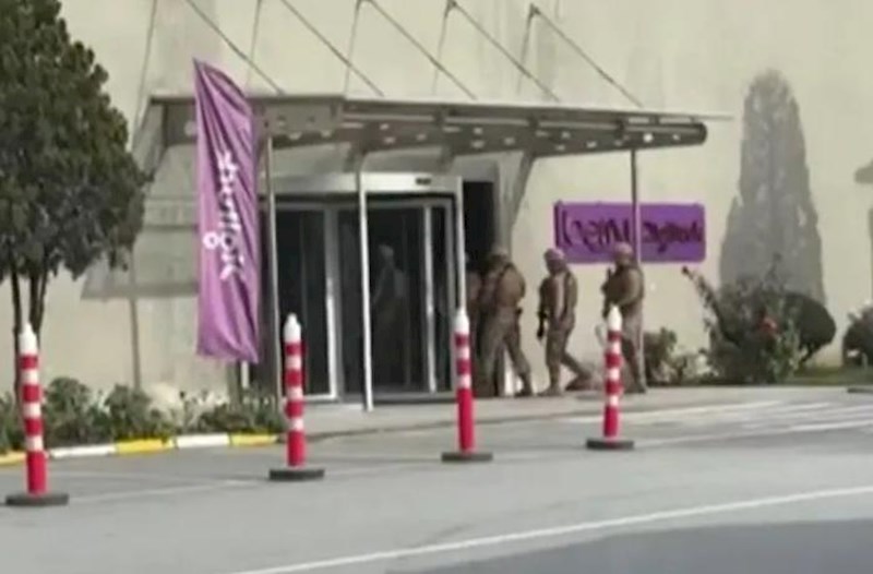 Türkiyədə silahlı şəxs telekanal binasına hücum etdi