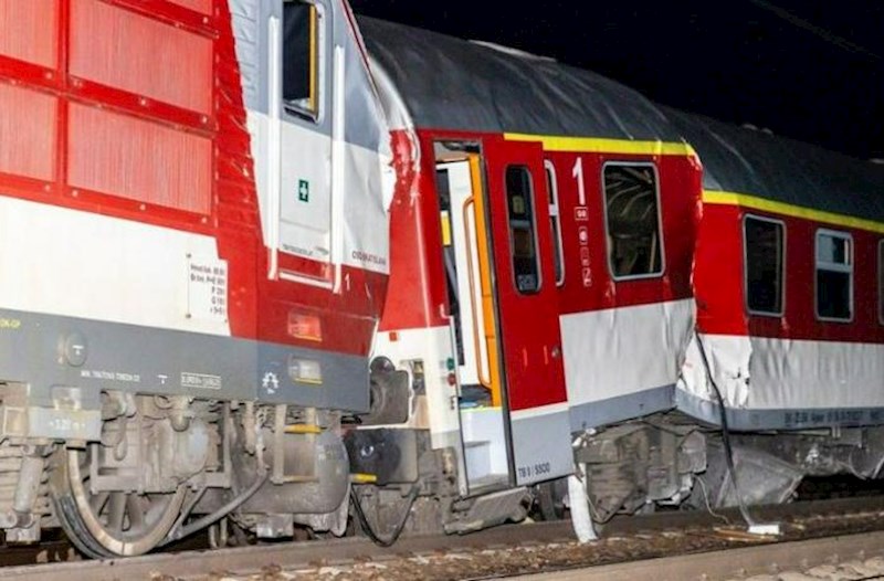 Slovakiyada qatarlar toqquşdu − Onlarla insan xəsarət aldı 