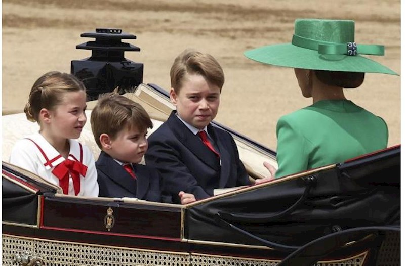 Britaniya şahzadəsi uşaqlarına telefonu qadağan etdi