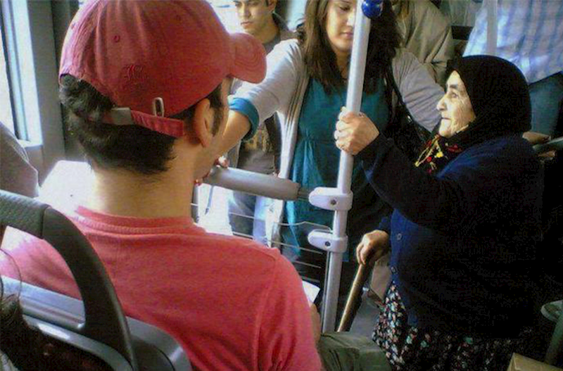 İctimai nəqliyyatda yaşlılara niyə yer verməliyik?