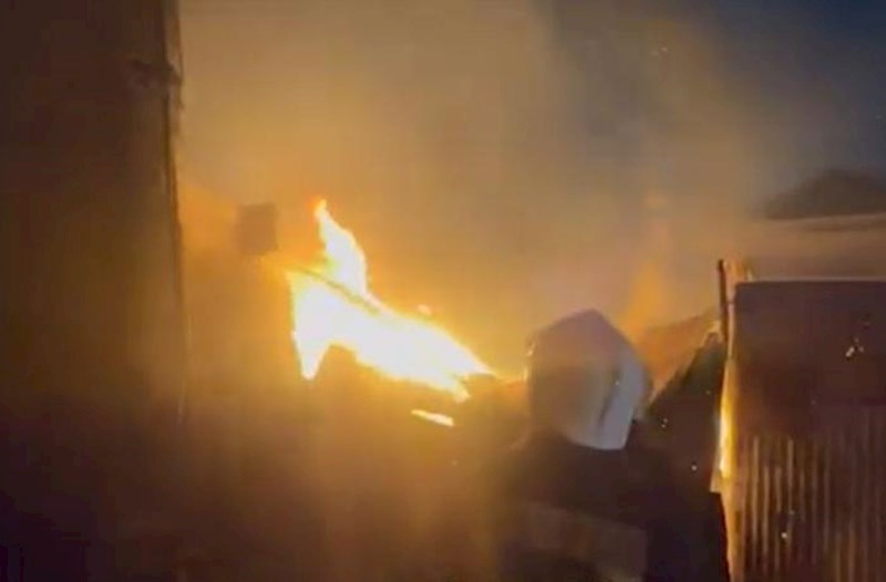 Bakıda çoxmərtəbəli bina yandı − Video