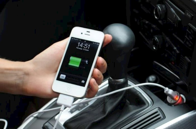 Telefonu avtomobildə şarj etmək təhlükəsizdirmi?