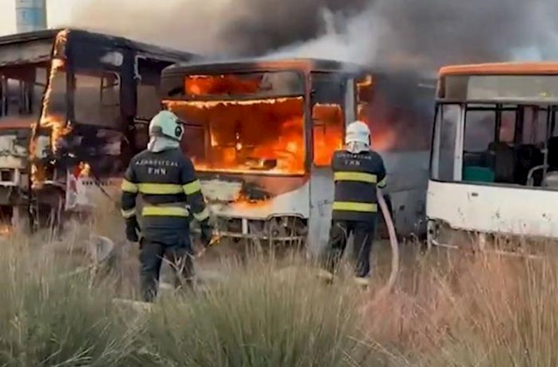 Məmmədlidə 4 yararsız avtobus yandı − Video