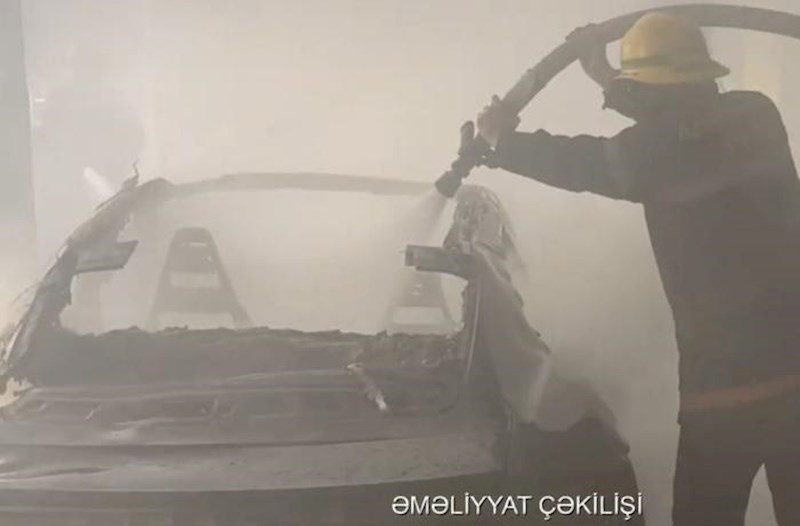 Babək prospektində təmir sexində yanğın, “Porsche” yanıb − Video