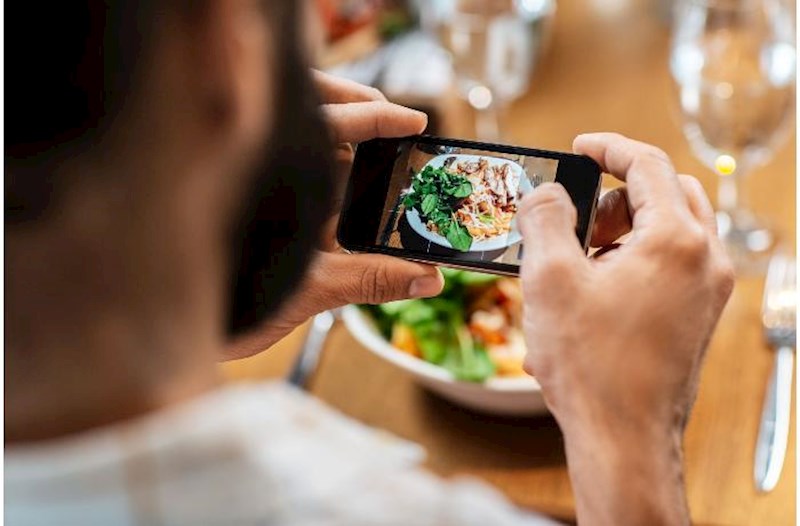 “Yeməyi videoya çəkib paylaşmaq natamamlıq kompleksindən irəli gəlir”