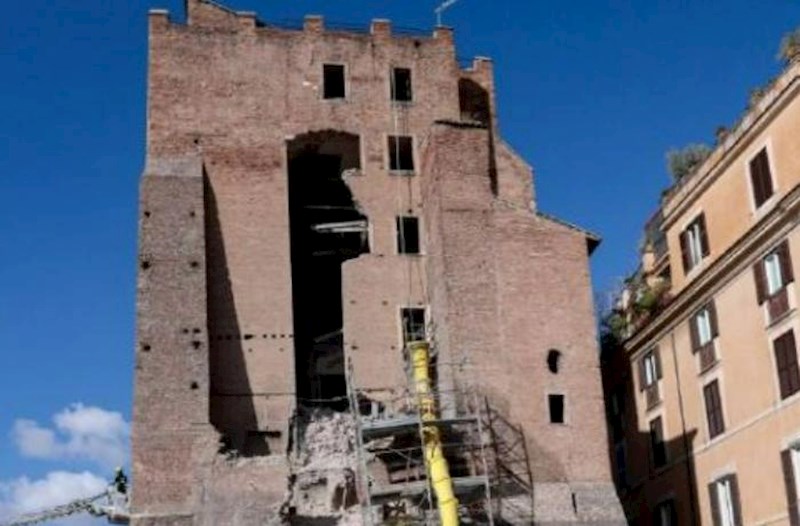 Romada orta əsrlərə aid qüllə çökdü − Video