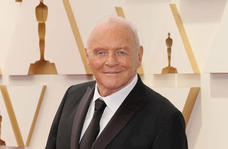 Entoni Hopkins yanan malikanəsini satır