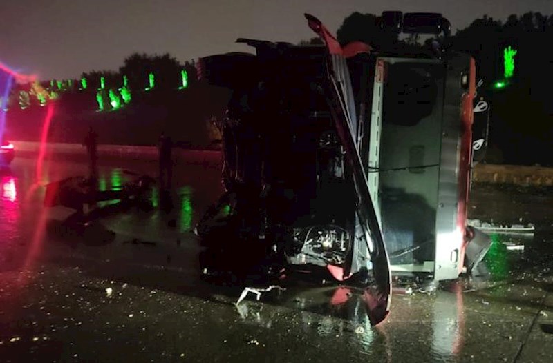 Bakıda evakuator aşıb, yola yağ və yanacaq dağılıb – Video