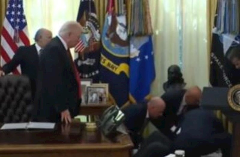 Trampın mətbuat konfransı dayandırıldı − Huşunu itirmiş şəxsə görə