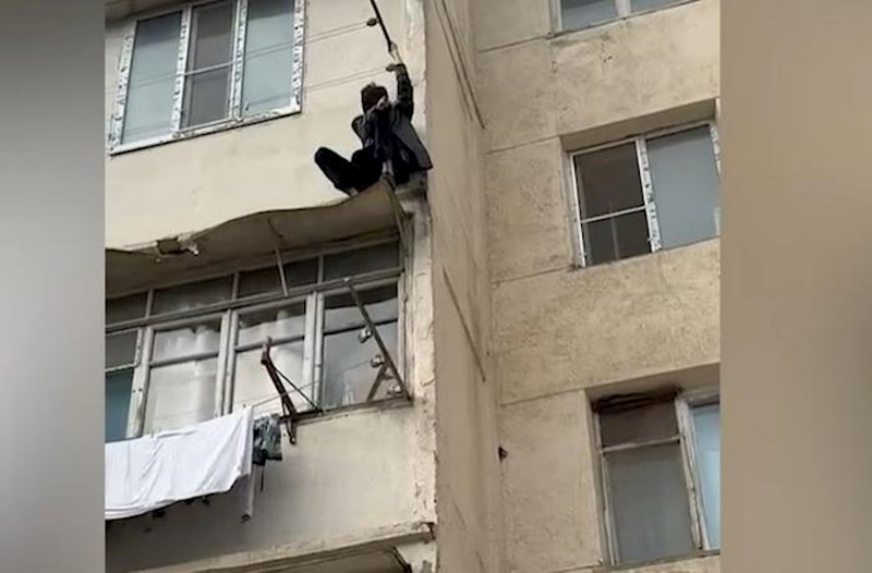 Bakıda binada köməksiz vəziyyətdə qalan şəxs xilas edildi − Video