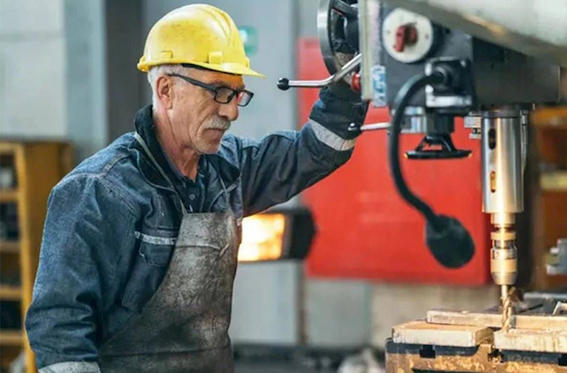 Azərbaycanda yaşa görə pensiyaya çıxan hər beş nəfərdən biri işləməyə davam edir